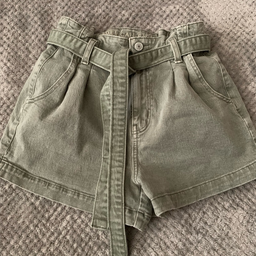 NWOT AMERICAN EAGLE HIGHEST RISE MOM SHORT. SIZE 0